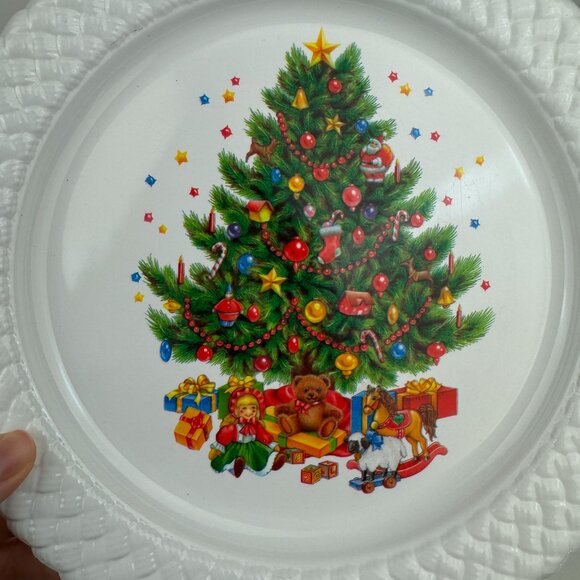 Vtg Plastic White Round Plate Basket Weave Edges Christmas Tree Imagery 11inches - Picture 6 of 14